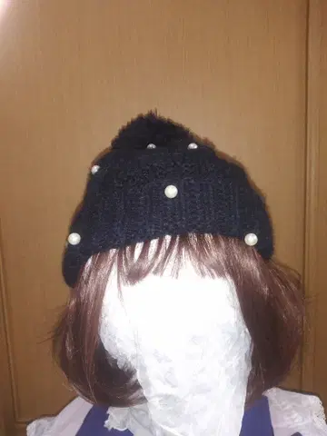 블랙 펄 장식 큰 폼폼 니트 모자