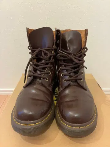 닥터마틴 8홀 부츠 24cm