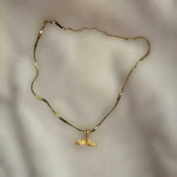 고래 꼬리 목걸이