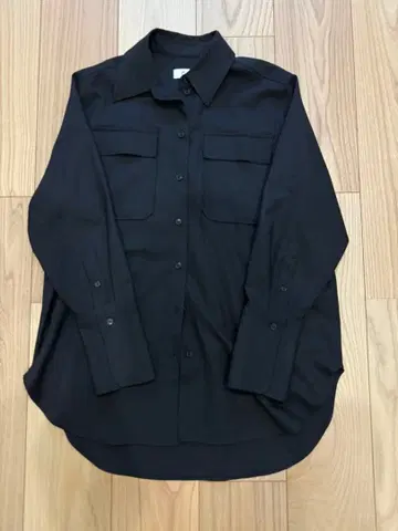 COS 블랙 긴팔 셔츠 포켓 부착