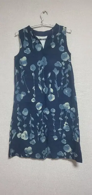 네이비 꽃무늬 슬리브리스 원피스