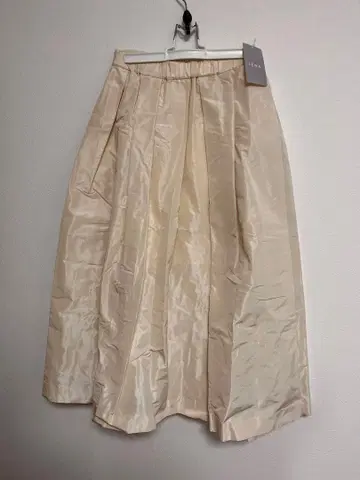 이에나 베이지 광택 스커트