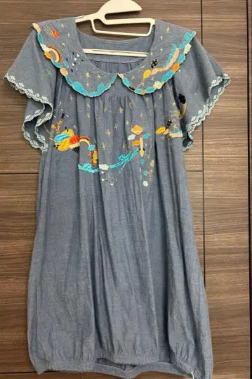 프랑슈리페 자수 데님 컬러 반팔 원피스