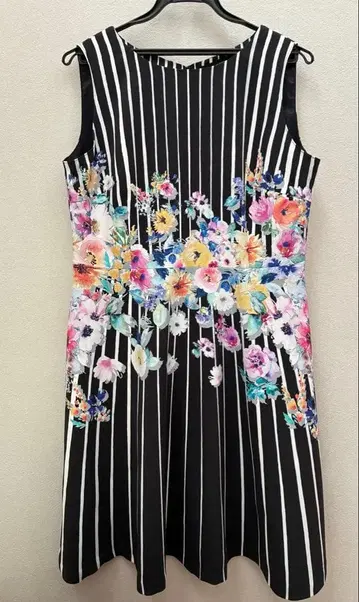 QUEENS COURT 퀸즈 코트 슬리브리스 무릎 기장 원피스