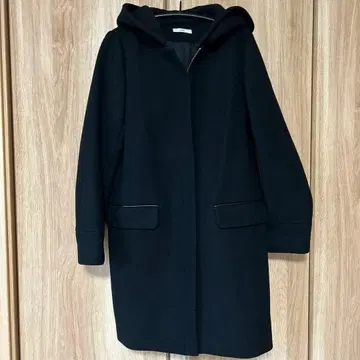 이에나 후드 부착 블랙 코트