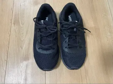 새상품급 Under Armour 스니커즈 23.5cm