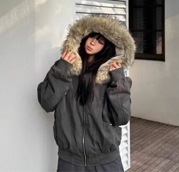 퍼 달린 후드 다크 그레이 다운 자켓