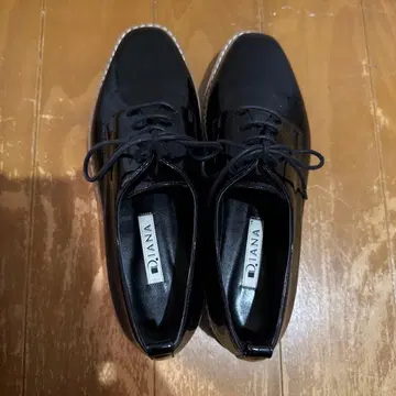 DIANA 에나멜 로퍼