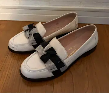 Kate Spade 리본 포함 로퍼 화이트/블랙