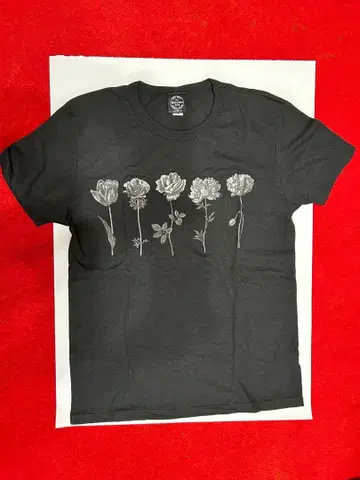 꽃무늬 프린트 다크 그레이 T셔츠