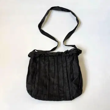 Handmade Aloha 플리츠 숄더백 초경량 블랙