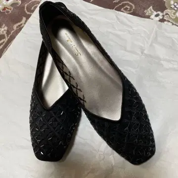 장식적인 패턴의 블랙 플랫슈즈