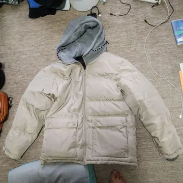 베이지 후드 부착 다운 자켓