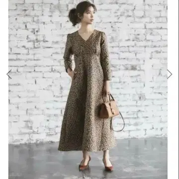 작은 꽃 자카드 원피스 (카멜)