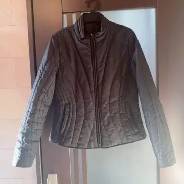 [ 이탈리아 ] 블랙 퀼팅 다운 자켓 허리 라인 블랙 컬러 M~L