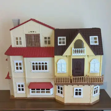 완구의 집 빨간색과 크림색