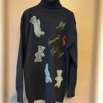 테디베어 자수 차콜 그레이 니트 스웨터