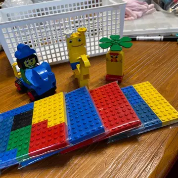 레고 블록 세트와 캐릭터