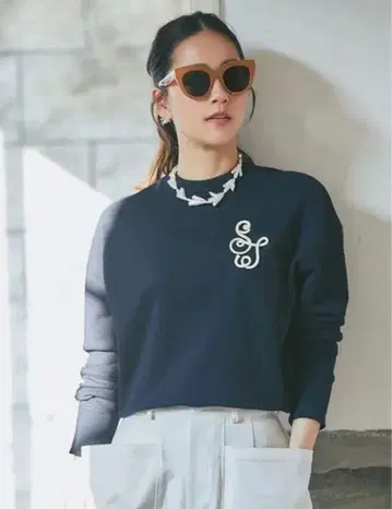 세븐텐 코드 모노그램 맨투맨 상의 네이비