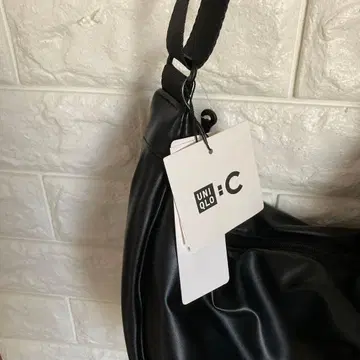 [ 새상품 택 포함 ] 유니클로C 가죽 터치 라운드 숄더백 블랙