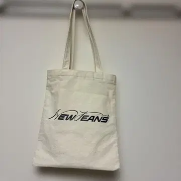 NEWJEANS 로고 토트백 화이트