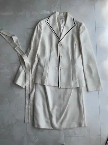 크림색 스커트 수트 블랙 파이핑