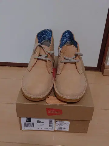 클락스 오리지널스 디저트 부츠 페이드 피치 23.5cm 작게 나옴