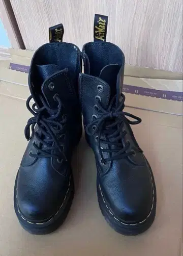 Dr. Martens 블랙 하이컷 부츠