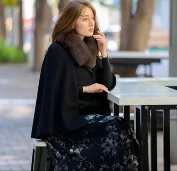 퍼 슬릿 케이프 코트