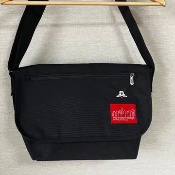 맨해튼 포티지 x 미키 90주년 숄더백 블랙