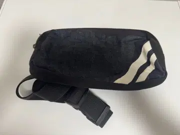 MOMOTARO 바디백 블랙