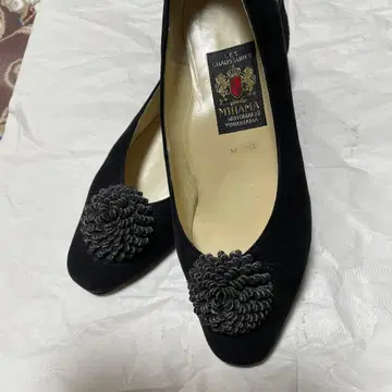 MIHAMA 블랙 플라워 장식 펌프스