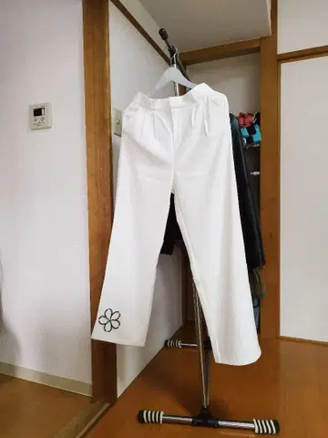 화이트 슬랙스 꽃 장식 포함