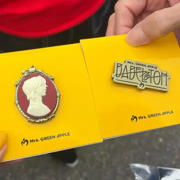 Mrs. GREEN APPLE 핀 배지 2개 세트 은색 봉투 포함