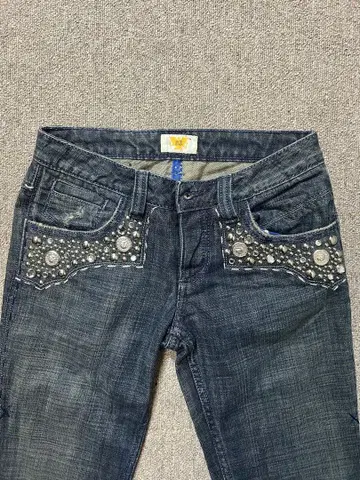 비쥬 장식 다크 데님 플레어 팬츠