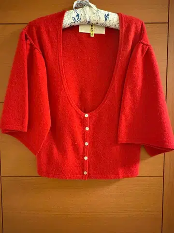 캐시미어 레드 U넥 플레어 가디건 칠부 소매