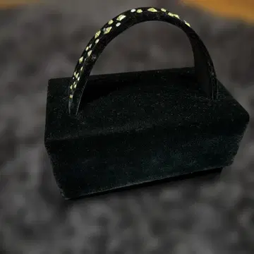 벨로아 스터드 장식 블랙 박스 핸드백