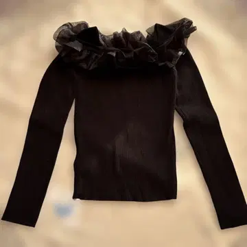 프릴 달린 블랙 니트