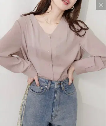 내추럴 쿠튀르 저렴한 가격 진주 단추 드레이프 블라우스