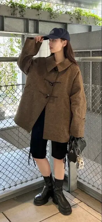 Kastane 2025AW 카탈로그 컷 벨로아 바이커 팬츠 블랙