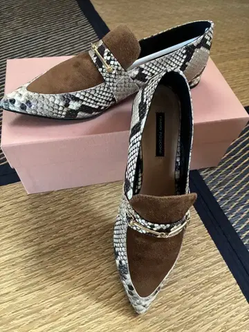 스네이크 스킨 스틸레토 플랫슈즈