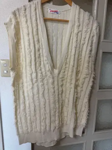 아이보리 V넥 슬리브리스 베스트 Spick & Span