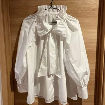 NATURAL BEAUTY BASIC 화이트 리본 포함 프릴 셔츠