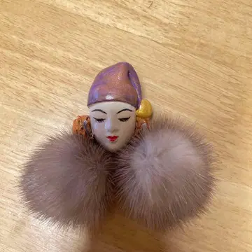 인형 퍼 브로치