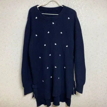 앤드러브 네이비 하트 자수 긴팔 스웨터