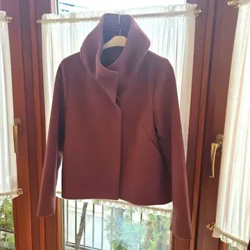 마치 후드가 달려 있는 듯한 하프 코트!