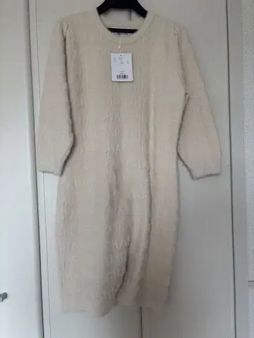 로고 크림색 니트 원피스