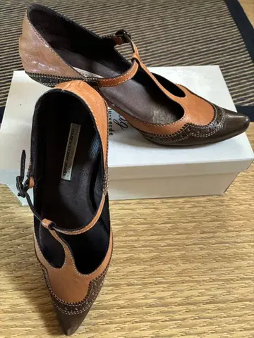 엘레강트 T스트랩 가죽 펌프스