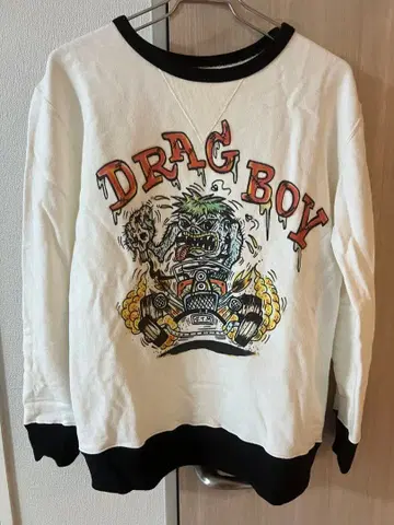 O.C CREW 드래그 보이 맨투맨