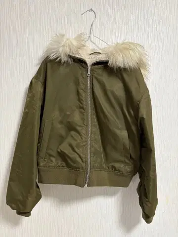 퍼 달린 올리브 봄버 자켓